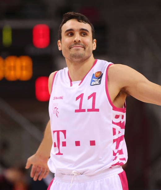 靠其灵活的 靠其灵活的